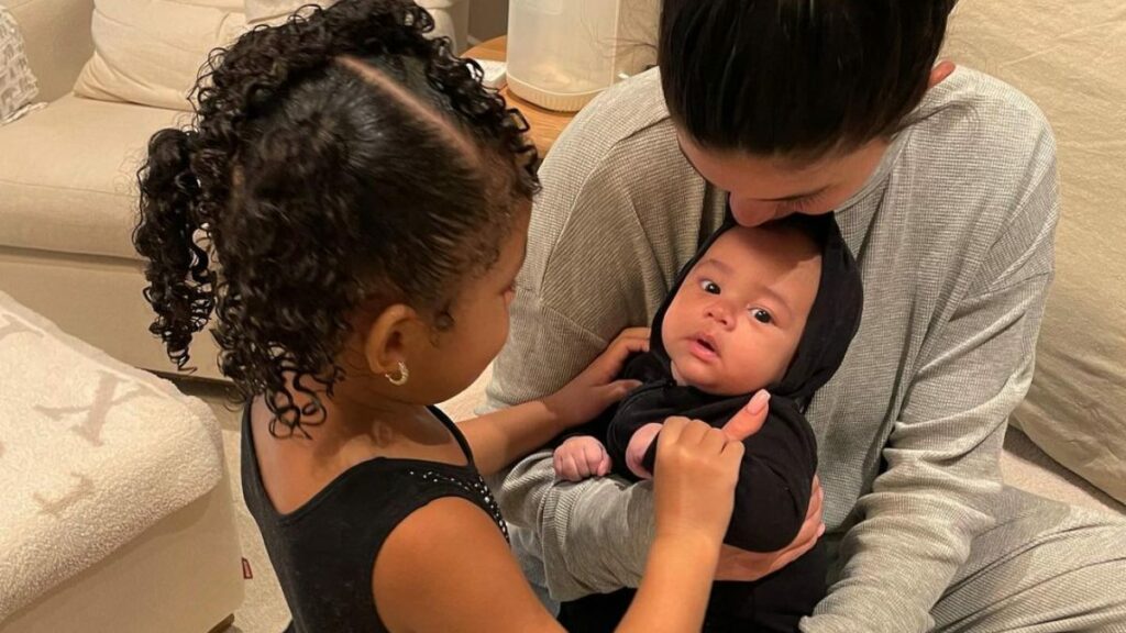 Kylie Jenner junto a sus hijos, Stormi y Aire. Instagram @kyliejenner