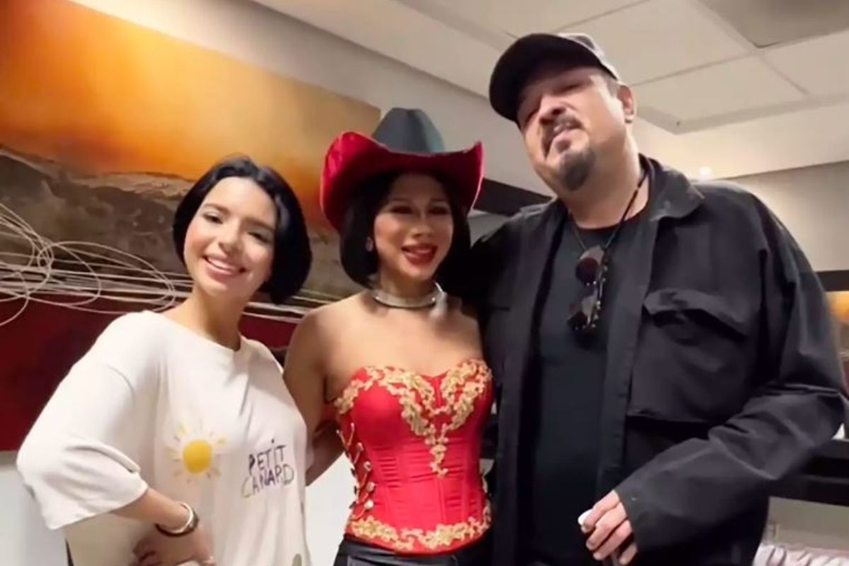 Pepe Aguilar y Ángela Aguilar posan junto a una imitadora de la cantante. INSTAGRAM @pepeaguilar_oficial