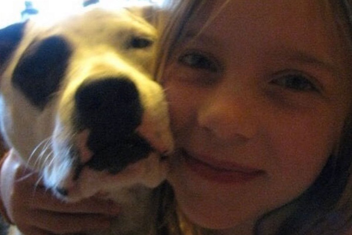 Billie Eilish niña y su perro