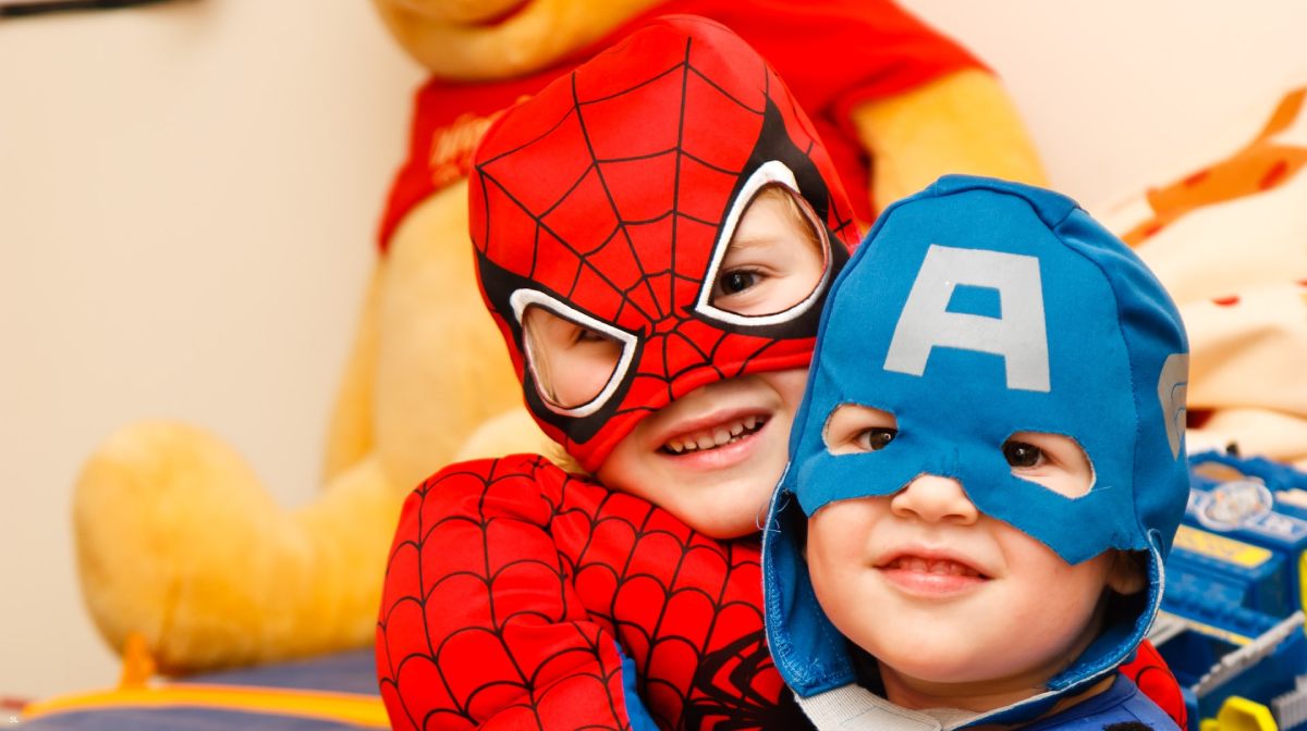 Dos diños disfrazados de Spiderman y Capitán América para Halloween