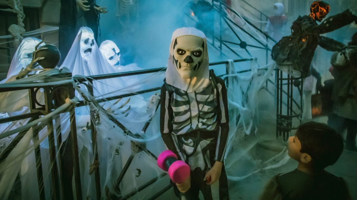 Un niño disfrazado de esqueleto en Halloween