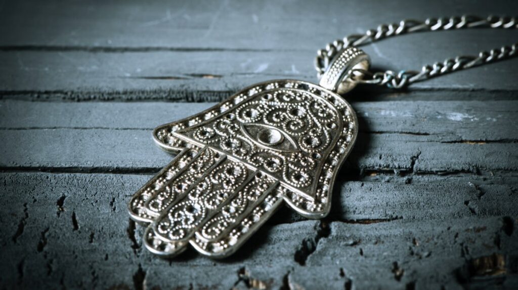 La mano de Fátima es uno de los amuletos de la suerte clásicos.